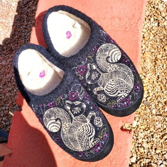 Acorn Forest Squirrel Embroider Fleece Line Sherling Sz 6.5-7.5 Bootie Slippers - Picture 1 of 8